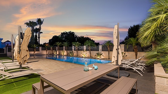 SOLGT! Luksuriøs villa med attraktiv beliggenhet | 5 soverom og 4 bad | Stor uteplass med eget svømmebasseng