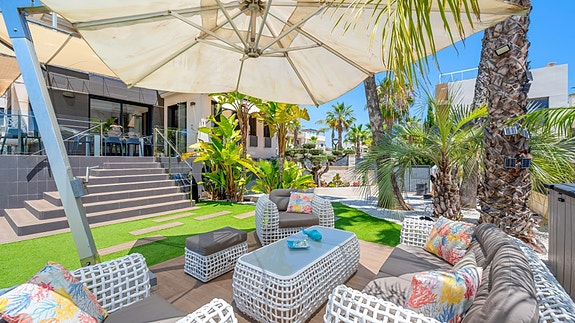 SOLGT! Luksuriøs villa med attraktiv beliggenhet | 5 soverom og 4 bad | Stor uteplass med eget svømmebasseng