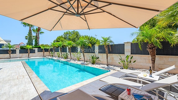 SOLGT! Luksuriøs villa med attraktiv beliggenhet | 5 soverom og 4 bad | Stor uteplass med eget svømmebasseng