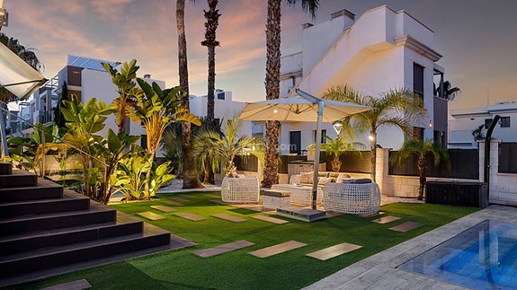 SOLGT! Luksuriøs villa med attraktiv beliggenhet | 5 soverom og 4 bad | Stor uteplass med eget svømmebasseng