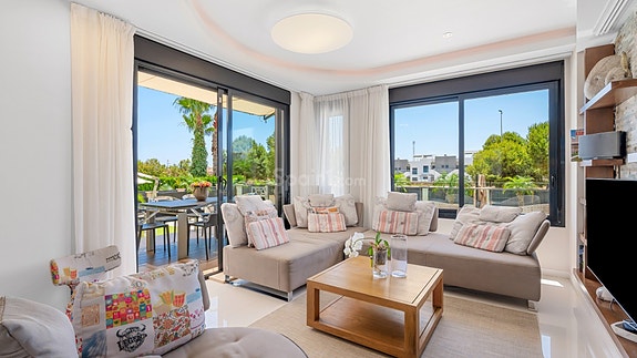 SOLGT! Luksuriøs villa med attraktiv beliggenhet | 5 soverom og 4 bad | Stor uteplass med eget svømmebasseng