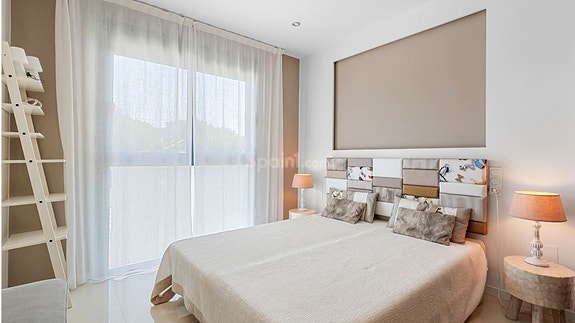 SOLGT! Luksuriøs villa med attraktiv beliggenhet | 5 soverom og 4 bad | Stor uteplass med eget svømmebasseng