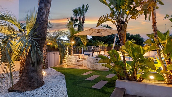 SOLGT! Luksuriøs villa med attraktiv beliggenhet | 5 soverom og 4 bad | Stor uteplass med eget svømmebasseng