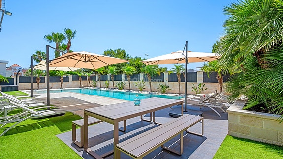 SOLGT! Luksuriøs villa med attraktiv beliggenhet | 5 soverom og 4 bad | Stor uteplass med eget svømmebasseng