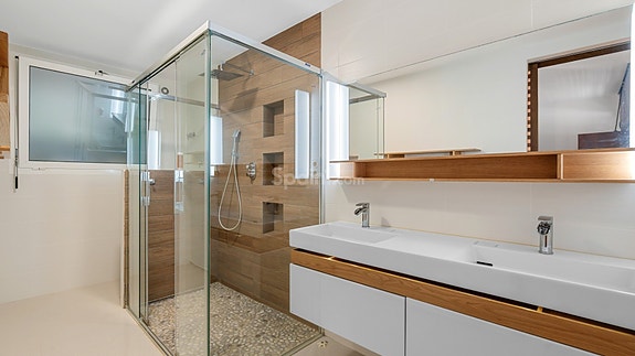 SOLGT! Luksuriøs villa med attraktiv beliggenhet | 5 soverom og 4 bad | Stor uteplass med eget svømmebasseng