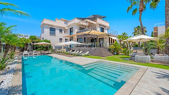 SOLGT! Luksuriøs villa med attraktiv beliggenhet | 5 soverom og 4 bad | Stor uteplass med eget svømmebasseng