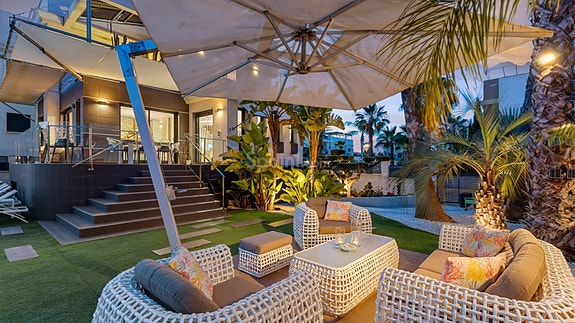 SOLGT! Luksuriøs villa med attraktiv beliggenhet | 5 soverom og 4 bad | Stor uteplass med eget svømmebasseng