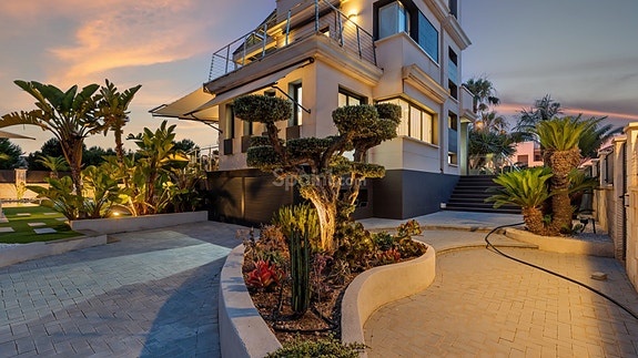 SOLGT! Luksuriøs villa med attraktiv beliggenhet | 5 soverom og 4 bad | Stor uteplass med eget svømmebasseng