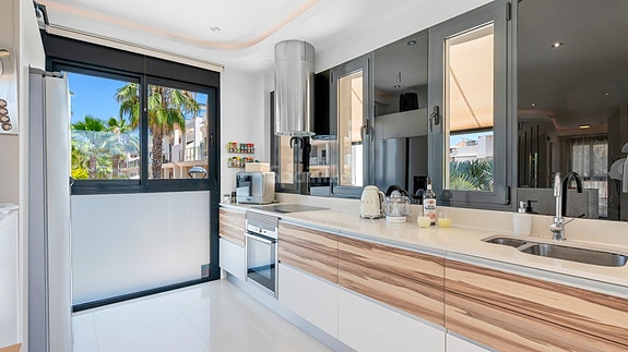 SOLGT! Luksuriøs villa med attraktiv beliggenhet | 5 soverom og 4 bad | Stor uteplass med eget svømmebasseng