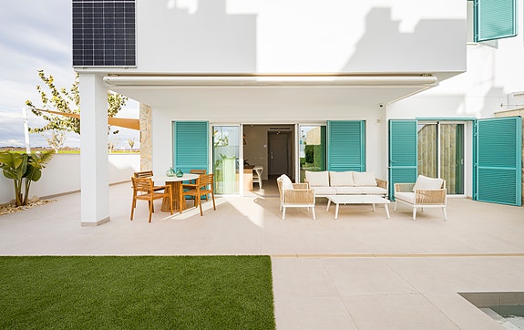 Bolig til sommeren? Rålekker hjørne-leilighet med 3 soverom  | Kun 400 m til nydelig strand | Må sees!