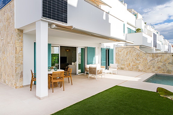 Bolig til sommeren? Rålekker hjørne-leilighet med 3 soverom  | Kun 400 m til nydelig strand | Må sees!