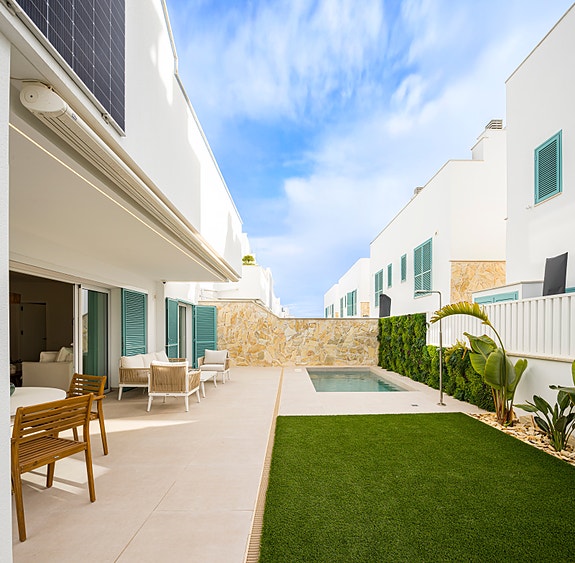 Bolig til sommeren? Rålekker hjørne-leilighet med 3 soverom  | Kun 400 m til nydelig strand | Må sees!