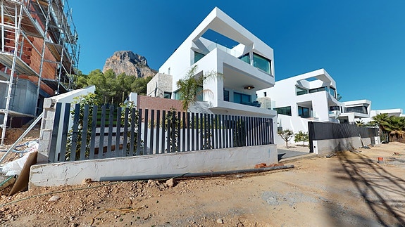 Nydelig villa med 3 soverom og 3 bad | Stort uteområde med basseng | Utsikt!!