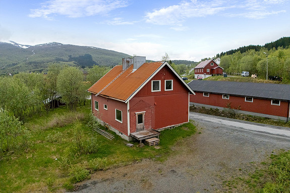 Boligen har behov for både utvendig og innvendige oppgraderinger, men gir gode muligheter for å innrede etter dine ønsker og behov