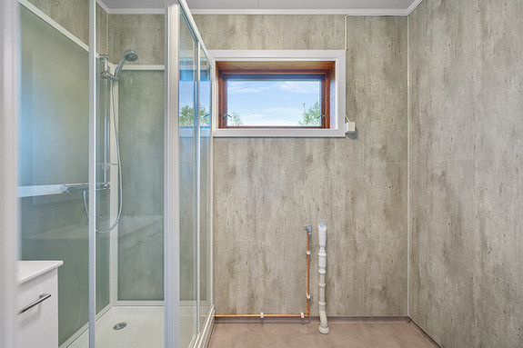 Opplegg for vaskemaskin. Badet har et tidløst uttrykk