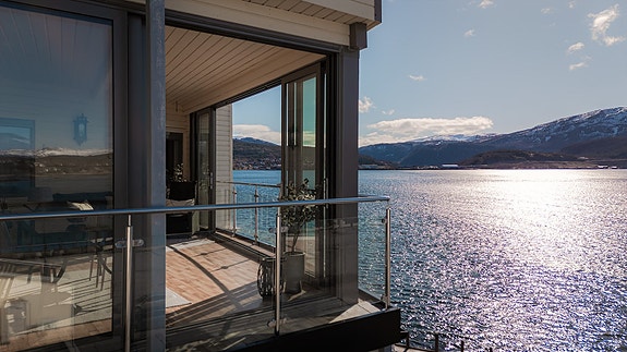 Stor leilighet i vannkanten med panoramautsikt, garasje og heisadkomst til sentrum