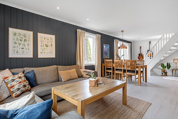 Aktiv Eiendomsmegling v/ Vebjørn Nybrott har gleden av å presentere Hans Finnes gate 5 - En utsøkt selveierleilighet beliggende i et rolig, og samtidig sentralt strøk på Bakkaunet. Boligen fremstår godt vedlikeholdt.