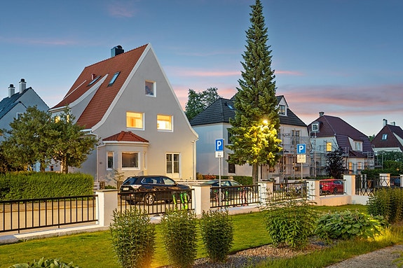 I Niels Juels gate 53 bor du i en rolig gate, samtidig bare et steinkast unna Matmagasinet og Lervig Local, og hele den levende bykjernen kun en rusle-tur unna boligen din.