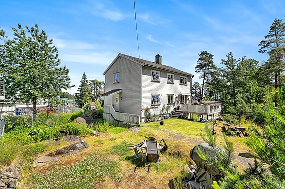 Eiendommen ligger i et veletablert boligområde i Kragerø, med en svært sentral plassering.