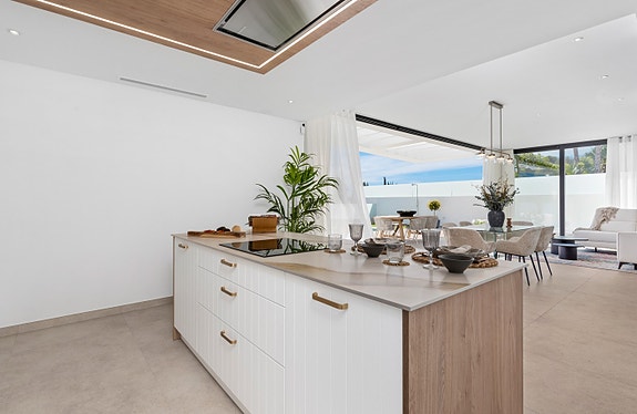 Eksklusiv villa med  4 soverom og 4 bad | Stort uteområde med basseng  | Underetasje med parkering