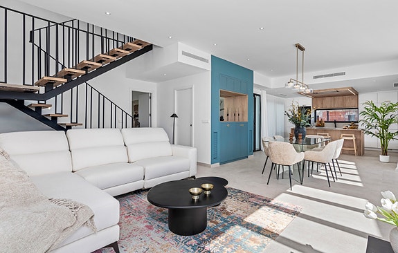 Eksklusiv villa med  4 soverom og 4 bad | Stort uteområde med basseng  | Underetasje med parkering