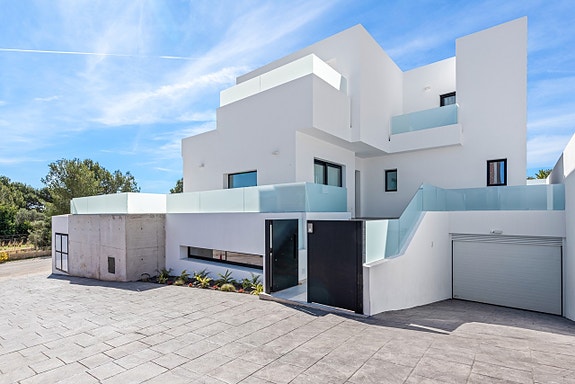 Eksklusiv villa med  4 soverom og 4 bad | Stort uteområde med basseng  | Underetasje med parkering