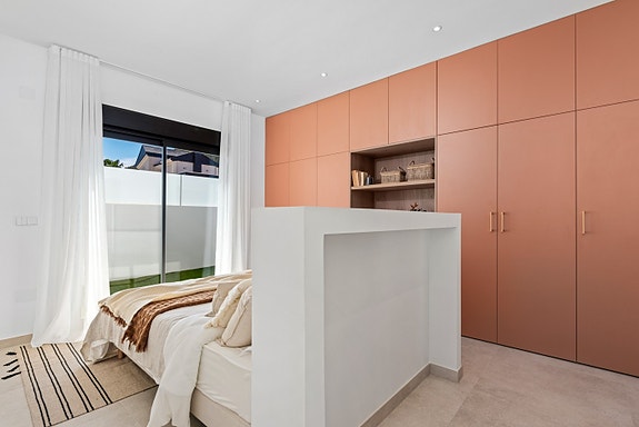 Eksklusiv villa med  4 soverom og 4 bad | Stort uteområde med basseng  | Underetasje med parkering