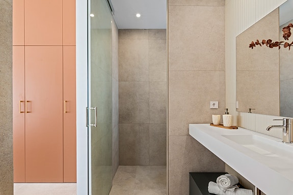 Eksklusiv villa med  4 soverom og 4 bad | Stort uteområde med basseng  | Underetasje med parkering