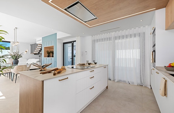 Eksklusiv villa med  4 soverom og 4 bad | Stort uteområde med basseng  | Underetasje med parkering