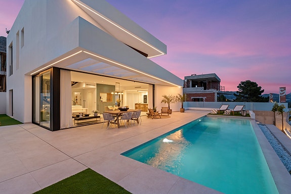 Eksklusiv villa med  4 soverom og 4 bad | Stort uteområde med basseng  | Underetasje med parkering