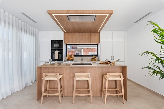 Eksklusiv villa med  4 soverom og 4 bad | Stort uteområde med basseng  | Underetasje med parkering