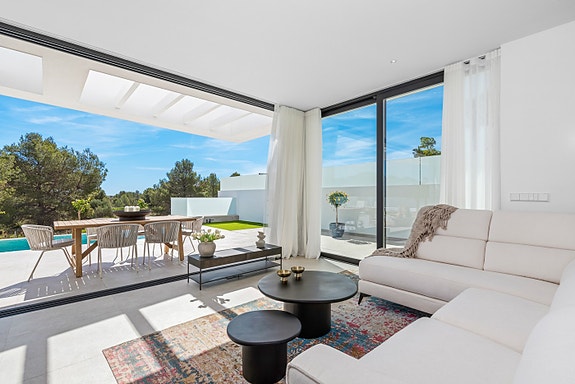 Eksklusiv villa med  4 soverom og 4 bad | Stort uteområde med basseng  | Underetasje med parkering