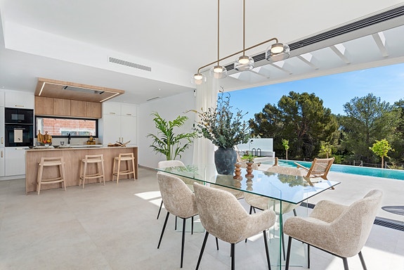 Eksklusiv villa med  4 soverom og 4 bad | Stort uteområde med basseng  | Underetasje med parkering