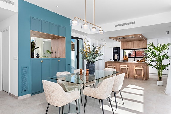 Eksklusiv villa med  4 soverom og 4 bad | Stort uteområde med basseng  | Underetasje med parkering