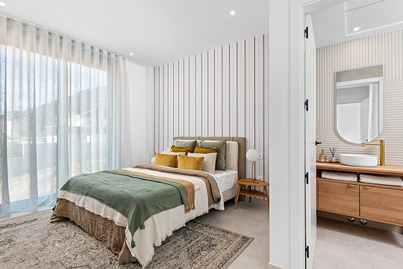 Eksklusiv villa med  4 soverom og 4 bad | Stort uteområde med basseng  | Underetasje med parkering