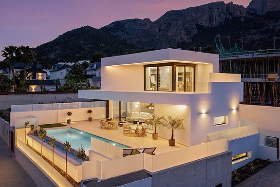 Eksklusiv villa med  4 soverom og 4 bad | Stort uteområde med basseng  | Underetasje med parkering