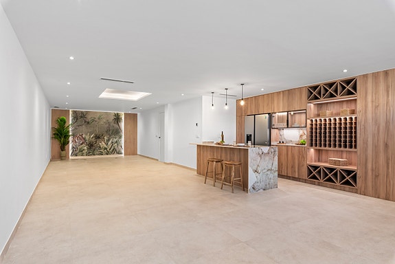 Eksklusiv villa med  4 soverom og 4 bad | Stort uteområde med basseng  | Underetasje med parkering