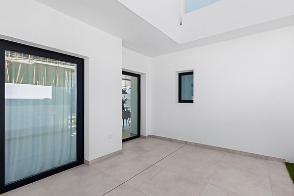 Eksklusiv villa med  4 soverom og 4 bad | Stort uteområde med basseng  | Underetasje med parkering