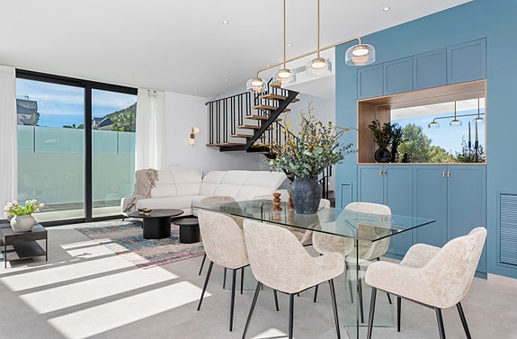 Eksklusiv villa med  4 soverom og 4 bad | Stort uteområde med basseng  | Underetasje med parkering