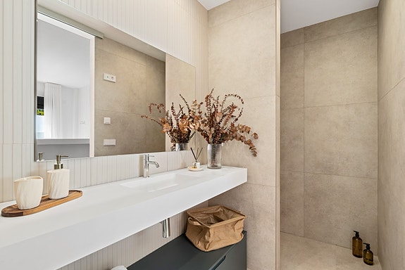 Eksklusiv villa med  4 soverom og 4 bad | Stort uteområde med basseng  | Underetasje med parkering