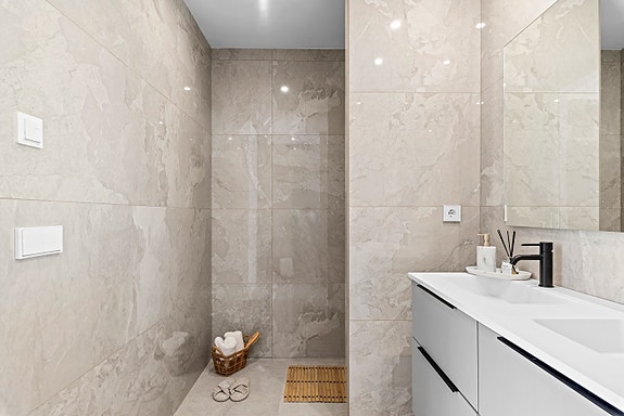 Eksklusiv villa med  4 soverom og 4 bad | Stort uteområde med basseng  | Underetasje med parkering