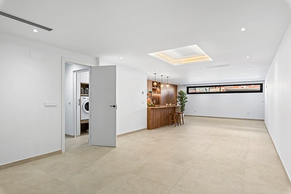 Eksklusiv villa med  4 soverom og 4 bad | Stort uteområde med basseng  | Underetasje med parkering