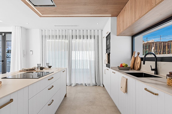 Eksklusiv villa med  4 soverom og 4 bad | Stort uteområde med basseng  | Underetasje med parkering