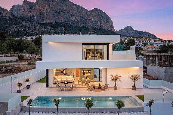 Eksklusiv villa med  4 soverom og 4 bad | Stort uteområde med basseng  | Underetasje med parkering