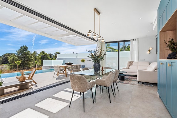 Eksklusiv villa med  4 soverom og 4 bad | Stort uteområde med basseng  | Underetasje med parkering