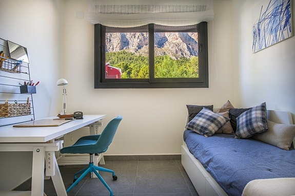 Utsikt | Nydelig bolig med 3 soverom og 2 bad | Stort uteområde med basseng | Parkering