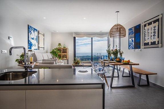 Utsikt | Nydelig bolig med 3 soverom og 2 bad | Stort uteområde med basseng | Parkering