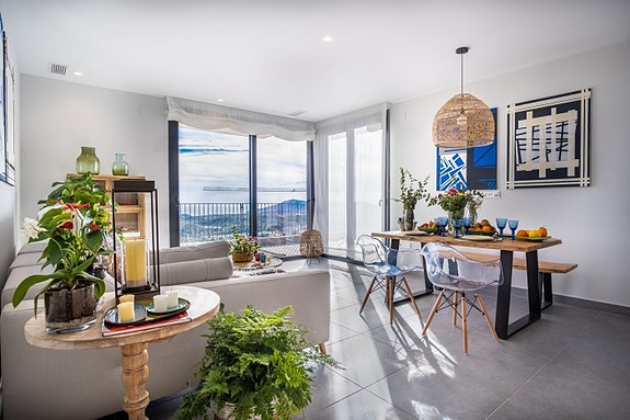 Utsikt | Nydelig bolig med 3 soverom og 2 bad | Stort uteområde med basseng | Parkering