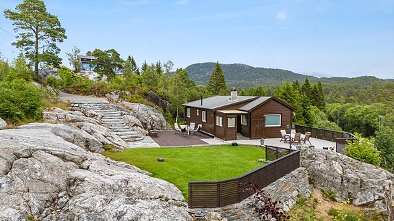 Fritidseiendom med påkostede uteområder og sjøtomt!