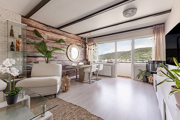 Velkommen til Gyldenprisveien 41. Romslig stue med god plass til ønsket sitte- og spisegruppe